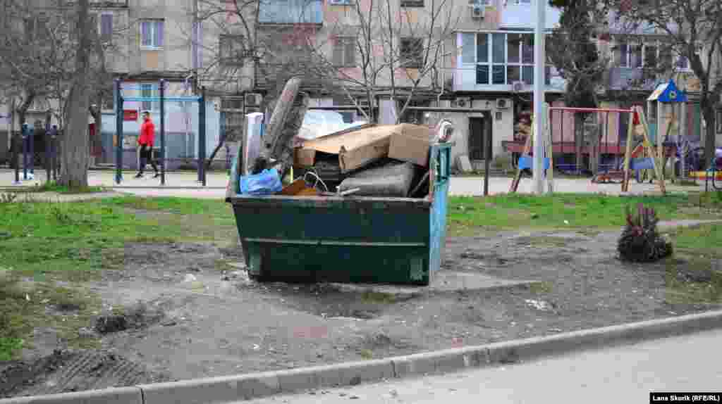 Контейнери для сміття типу &laquo;човен&raquo; переповнені майже в усьому районі. Цей розташований на вулиці Томській, навпроти школи №41