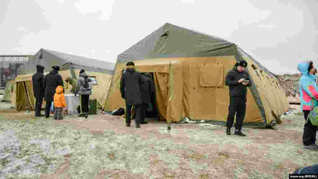 Спеціальний намет для російських військовослужбовців на березі Карантинної бухти, де відбуваються хрещенські купання