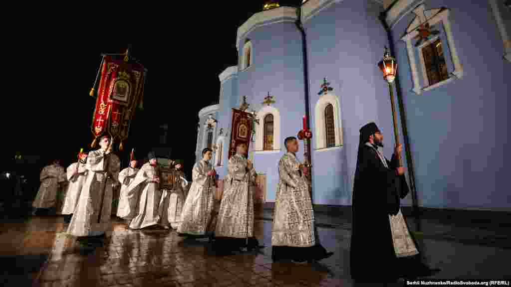 Священники Православної церкви України обходять Михайлівський Золотоверхий собор перед початком Великодньої літургії