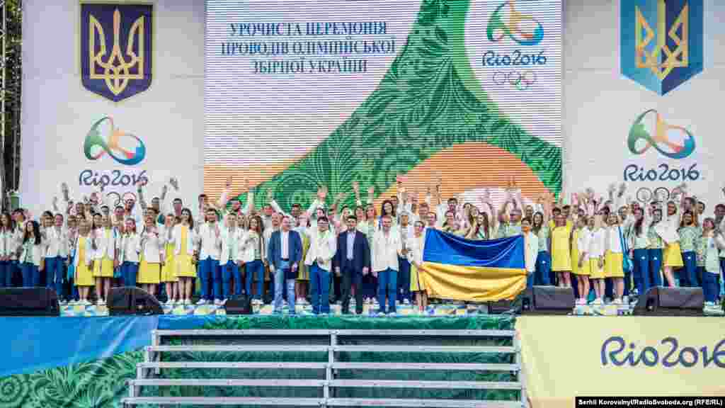 На великій сцені виступали Володимир Гройсман, Ігор Жданов, Сергій Бубка та багато інших