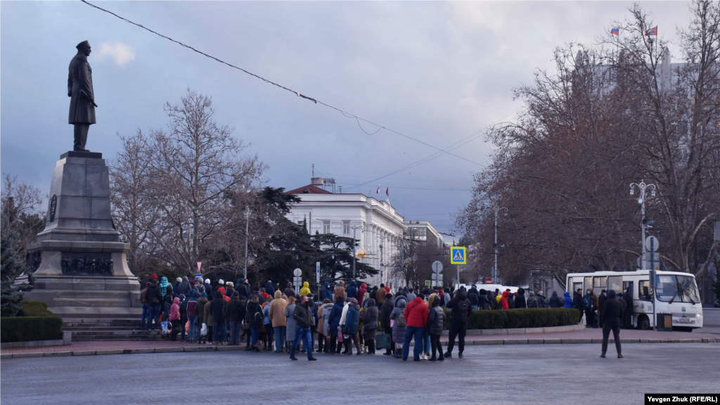 Люди очікують автобус на площі Нахімова. Черга розтяглася на сотню метрів