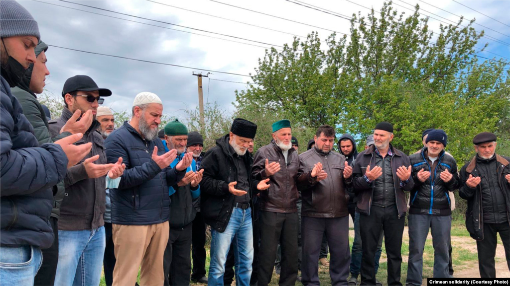 Сусіди та односельці читають дуа (молитву)