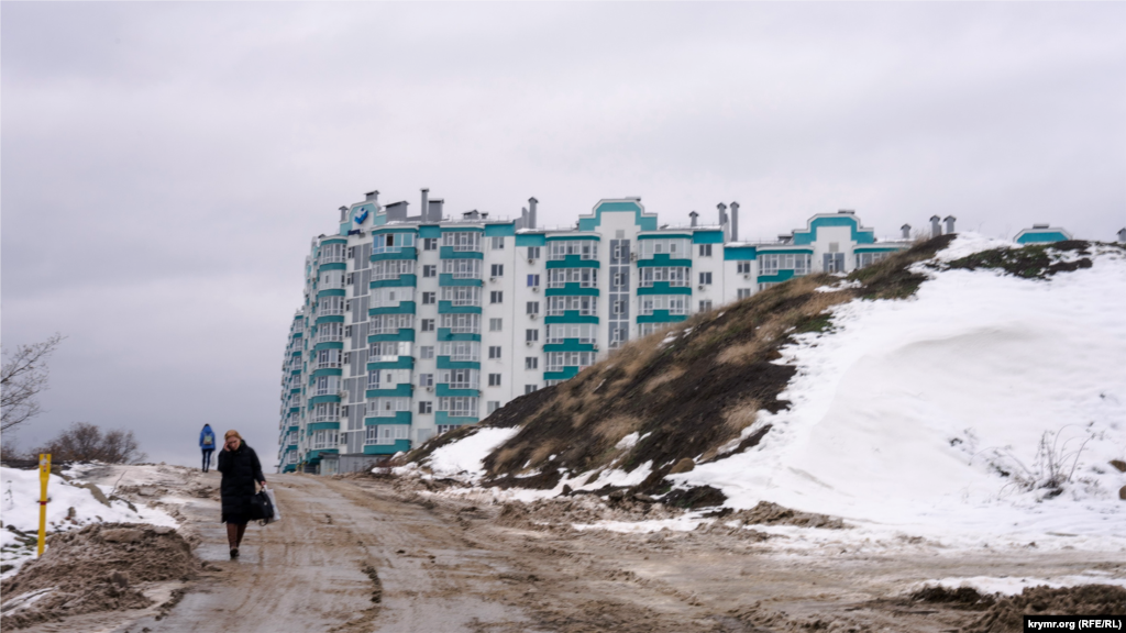 Будівельники розповіли, що свіжий пагорб перед багатоповерхівками &ndash; це ґрунт з-під котлованів будинків і зізналися: ще чотири роки тому, коли на цьому схилі тільки розгорнули будівництво, люди приходили сюди збирати виноград