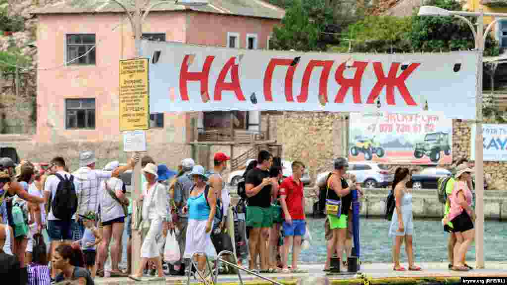 Пасажири чекають на прогулянковий катер