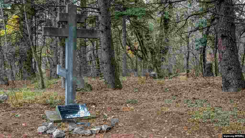 Хрест на місці розстрілу жертв &laquo;червоного терору&raquo; на початку грудня 1920 року над нинішнім Південнобережним шосе. На табличці під хрестом зазначено, що тоді було розстріляно понад тисячу поранених і хворих зі шпиталів Алупки