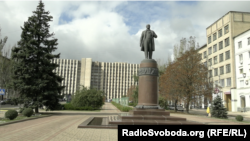 Пам'ятник Тарасу Шевченку біля будівлі Донецької ОДА, де зараз перебуває «уряд» угруповання «ДНР»