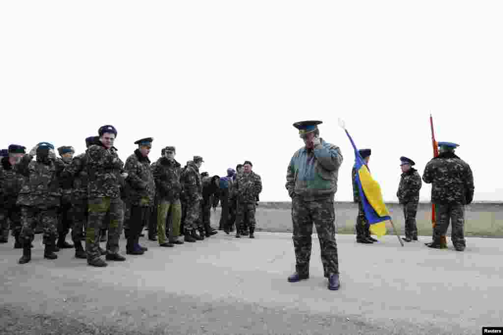 Військовослужбовці бригади тактичної авіації у Бельбеку та український військовий льотчик 1-го класу, полковник Повітряних сил України, командир 204-ї бригади тактичної авіації Юлій Мамчур, 4 березня 2014 року