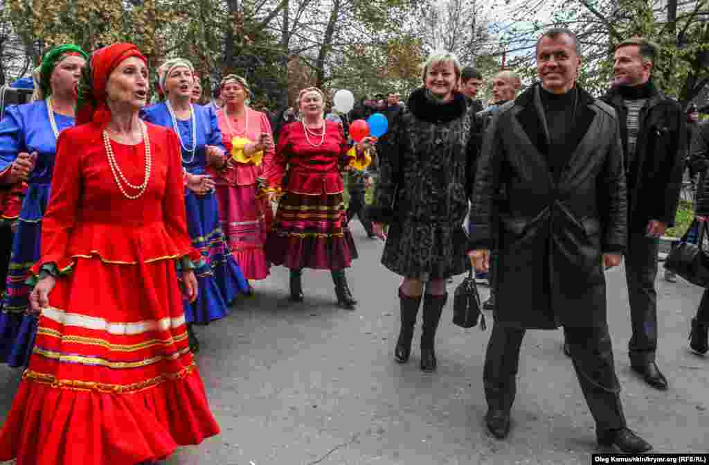 Голова &laquo;Держради&raquo; Володимир Константинов слухає народний хор 