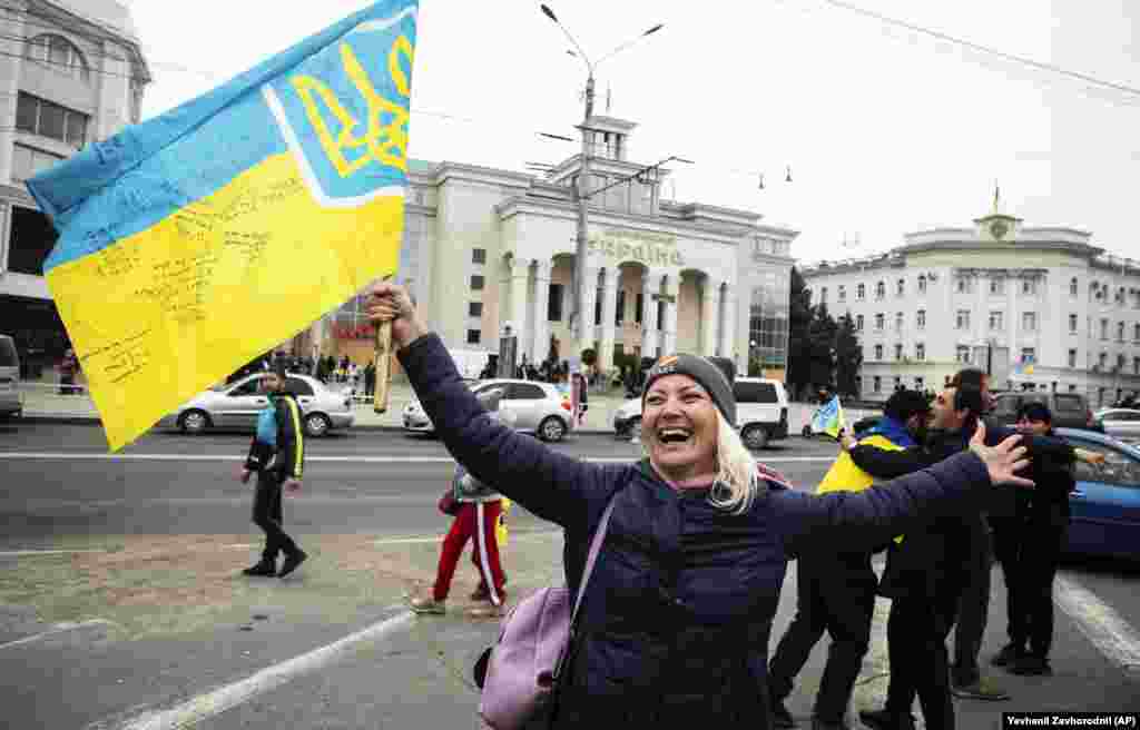 У центрі Херсона люди радіють звільненню міста з-під окупації Росією та втечі армії РФ. Херсон, 12 листопада 2022 року&nbsp; 11 листопада 2022 року українські Сили оборони витіснили російські сили з Херсона. Армія РФ пересунулася на лівий берег Херсонщини і продовжує звідти обстрілювати цивільне населення