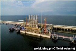 Польський LNG-термінал у польському місті Свіноуйсцє. Фото з сайту polskielng.pl