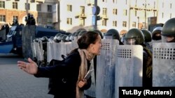 Від 9 серпня в Білорусі тривають масові протести проти офіційних результатів виборів, які опозиція і значна частина міжнародної спільноти називає сфальсифікованими. Влада Лукашенка жорстоко придушує ці виступи і відкидає вимогу про нові, чесні президентські вибори