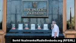 Пікет удів загиблих бійців ВСУ біля Адміністрації президента України проти референдуму про укладення миру з Росією, анонсованого головою АП. Київ, 23 травня 2019 року