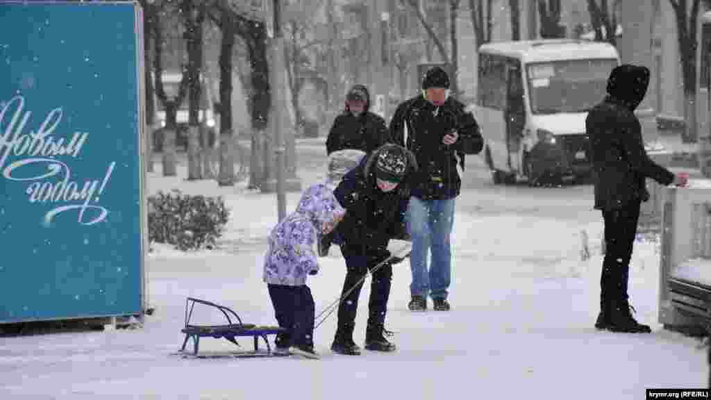 Випробування санчат на першому сніжку 