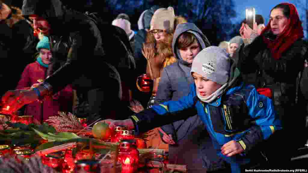 На заході сонця&nbsp;кияни зійшлися до&nbsp;&laquo;Меморіалу жертв Голодомору&raquo; і запалили свічки 