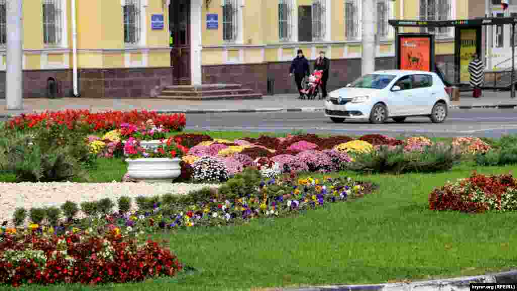 Тут висаджують різні квіти, стрижуть газон