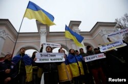 Проукраїнські демонстранти на акції протесту проти російської агресії біля пам'ятника Шевченку в Сімферополі. 10 березня 2014 року