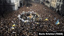 Під час відзначення свята Водохреща Українською греко-католицькою церквою на площі Ринок у Львові, 11 квітня 1990 року