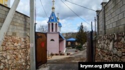 Вхід до ставропігійного чоловічого монастиря в ім'я преподобного Паїсія Величковського