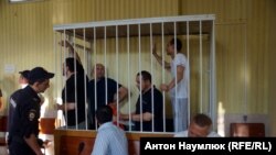 Засідання районного суду в Сімферополі, за ґратами кримські татари, яких звинувачують в участі в Хізб ут-Тахрір