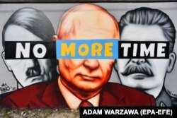 Мурал із зображенням Гітлера, Путіна та Сталіна, створений художником Tuse, на стіні в місті Гданську, Польща, 22 березня 2022 року