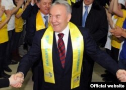 Қазақстан президенті Нұрсұлтан Назарбаев өзін сайлаудағы жеңісімен құттықтаған "Нұр Отан" партиясы мүшелерімен бірге. Астана, 4 сәуір 2011 жыл.