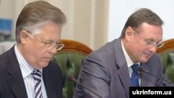 Народні депутати, комуніст Петро Симоненко (ліворуч) і регіонал Олександр Єфремов, на засіданні Верховної Ради України (архівне фото)