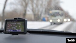 Көлікке орнатылған GPS-навигатор.