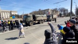 Під час акції в центрі Херсону проти російської окупації, 20 березня 2022 року