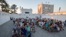 Сеанс у літньому кінотеатрі на Матроському бульварі, Севастополь, серпень 2020 року