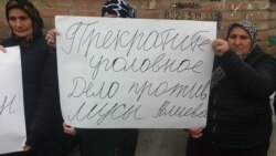 Плакат на митинге в Муцалауле