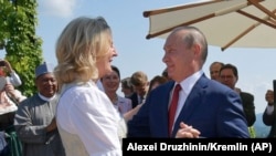 Putin Avstriya xarici işlər naziri Karin Kneisslnin toyunda gəlinlə rəqs edir