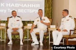 Командувач ВМС ЗСУ Ігор Воронченко (ліворуч), керівник «Сі Бриз-2017» від американської сторони капітан першого рангу Тейт Вестбрук та керівник «Сі Бриз-2017» від української сторони капітан першого рангу Олексій Неїжпапа (праворуч)