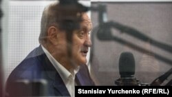 Анатолій Могильов під час ефіру на Радіо Крим.Реалії