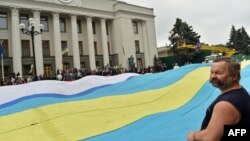 Қырым мен Шығыс Украинадан келген босқындар парламент үйі алдында тұр. Киев, 5 маусым 2014 жыл.