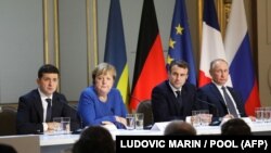 Під час пресконференції за підсумками «нормандського саміту». Зліва направо: президент України Володимир Зеленський, канцлер Німеччини Ангела Меркель, президент Франції Емманюель Макрон та президент Росії Володимир Путін. Париж, 9 грудня 2019 року