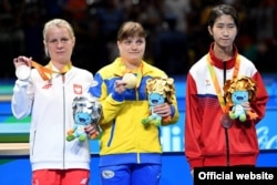 Перша паралімпійська чемпіонка з настільного тенісу Наталія Косміна (по центру), фото прес-служби НКСІУ