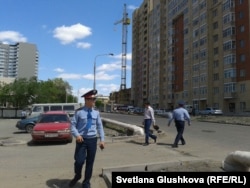 Наразы әйелдер басына шыққан кранның сырт көрінісі. Астана, 29 мамыр 2013 жыл