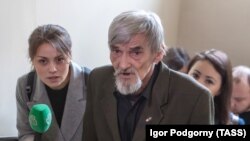 Юрій Дмітрієв під час суду у російському Петрозаводську. Квітень 2018 року