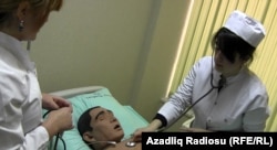 Tələbələr müxtəlif insan fiqurlarından hazırlanmış robotlar üzərində praktik vərdişlər qazanırlar