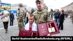 Василя Тарасюка нагородили орденом «Золота зірка» під час військового параду в Києві 24 серпня 2017 року. Поруч Тарас Лоскот, який тримає нагороду свого батька – Героя України, капітана Євгена Лоскота, нагородженого посмертно.