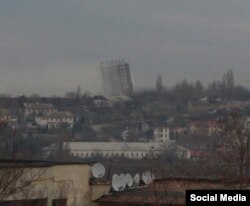 Будинок у Севастополі, що похилився після вибуху