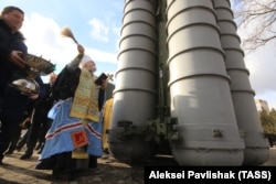 Окупований Крим. Митрополит УПЦ (Московського патріархату) Платон благословляє російську зенітну ракетну систему великої і середньої дальності С-400 «Тріумф», розгорнуту в Феодосії, 14 січня 2017 року