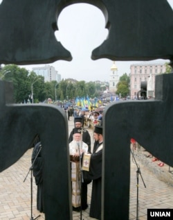 Вселенський патріарх Варфоломій I (в центрі) під час вшанування жертв Голодомору-геноциду в Україні 1932–1933 років. Поруч пам’ятного знаку на Михайлівській площі в Києві, 26 липня 2008 року