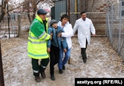 Талып қалған оқушыны ауылдық емханаға әкетіп барады. Березовка, 4 желтоқсан 2014 жыл.