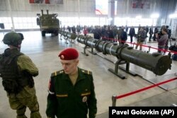 Ракети 9М729, сховані в пускових контейнерах, на тлі пускової установки комплексу «Іскандер» на виставці під Москвою, січень 2019 року