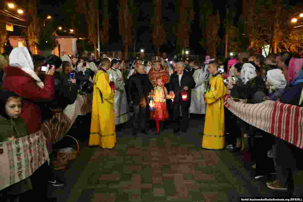 &laquo;Благодатний вогонь&raquo; із Єрусалима прибув до Володимирського собору в Києві