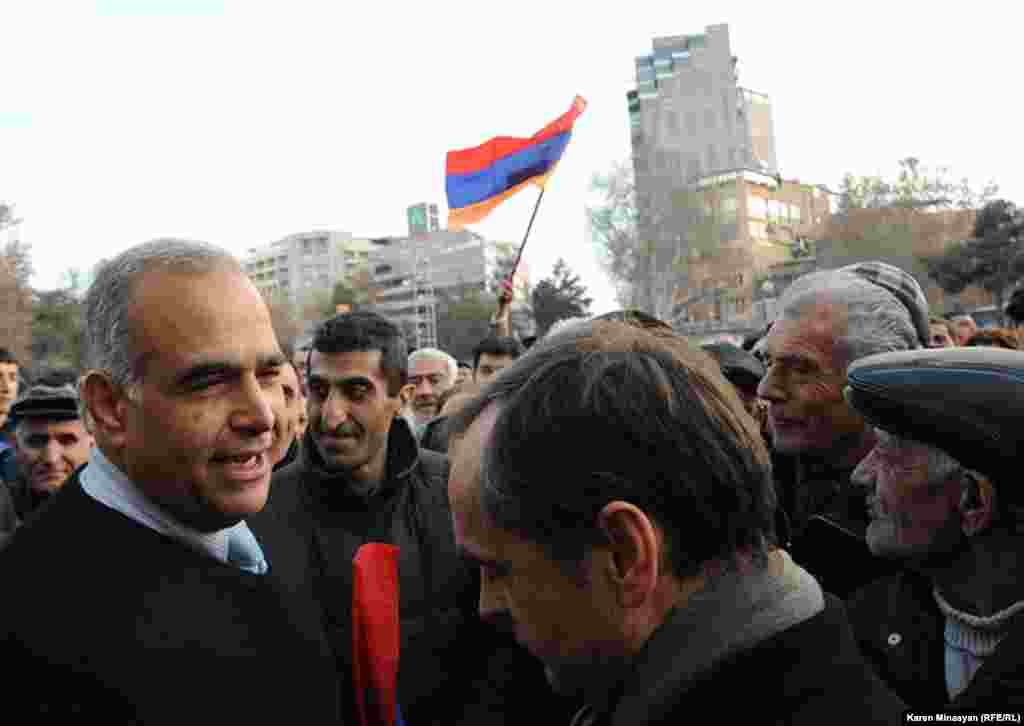 Hovhannisian Yerevanda etiraz aksiyası zamanı tərəfdarları arasında. 20 fevral 2013