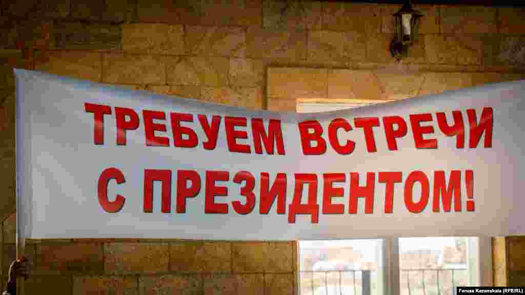 Гасла на їхніх плакатах: &laquo;Президент! Захисти від знесення наші будинки й мечеть&raquo;,&laquo;Президенте! Зупини свавілля кримської влади&raquo;,&laquo;Вимагаємо зустрічі з президентом&raquo;