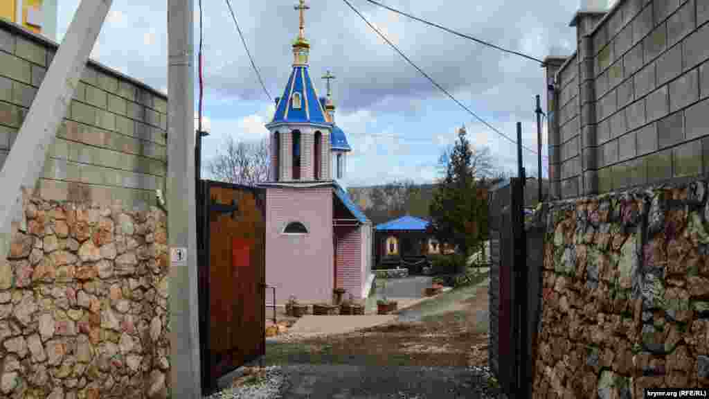 На початку 2000-х у Морозівці почали будувати Ставропігіальний чоловічий монастир в ім&#39;я преподобного Паїсія Величковського. ЗМІ повідомляли, що одним зі спонсорів був тодішній генеральний директор &laquo;Укртехгаз&raquo; Сергій Гиренко, а на куполи на дзвіниці та храмі кошти пожертвувала співачка Лариса Доліна. Зараз на воротах монастиря красується табличка &laquo;Московський патріархат. Українська православна церква. Київська митрополія&raquo;