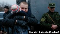 Звільнений український військовий під час обміну полоненими. Донеччина, 27 грудня 2017 року